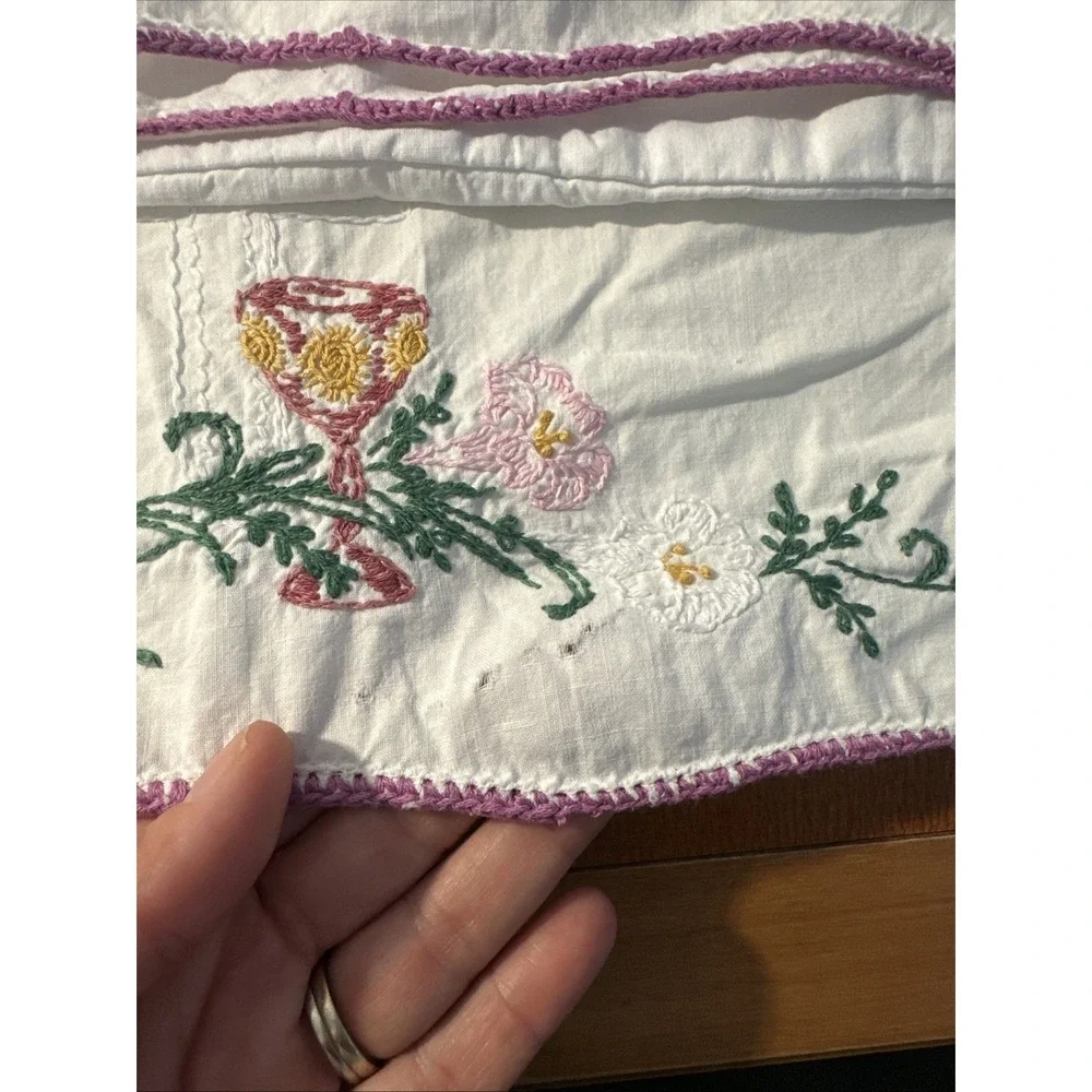 Set Of 2 Vtg Hand Embroidered White Standard Sized Pillow Cases‎